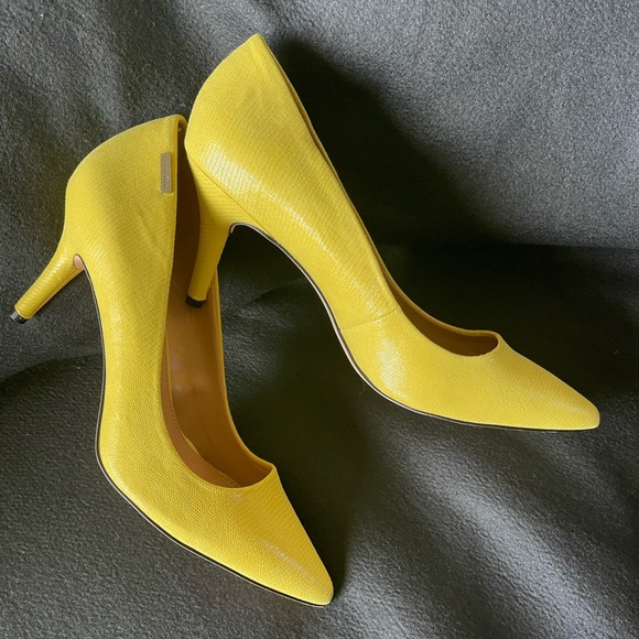 Spring Yellow Classic Pump Size 10,  Pointed Toe Reptile Textured Skin 3” Heel - Picture 2 of 8